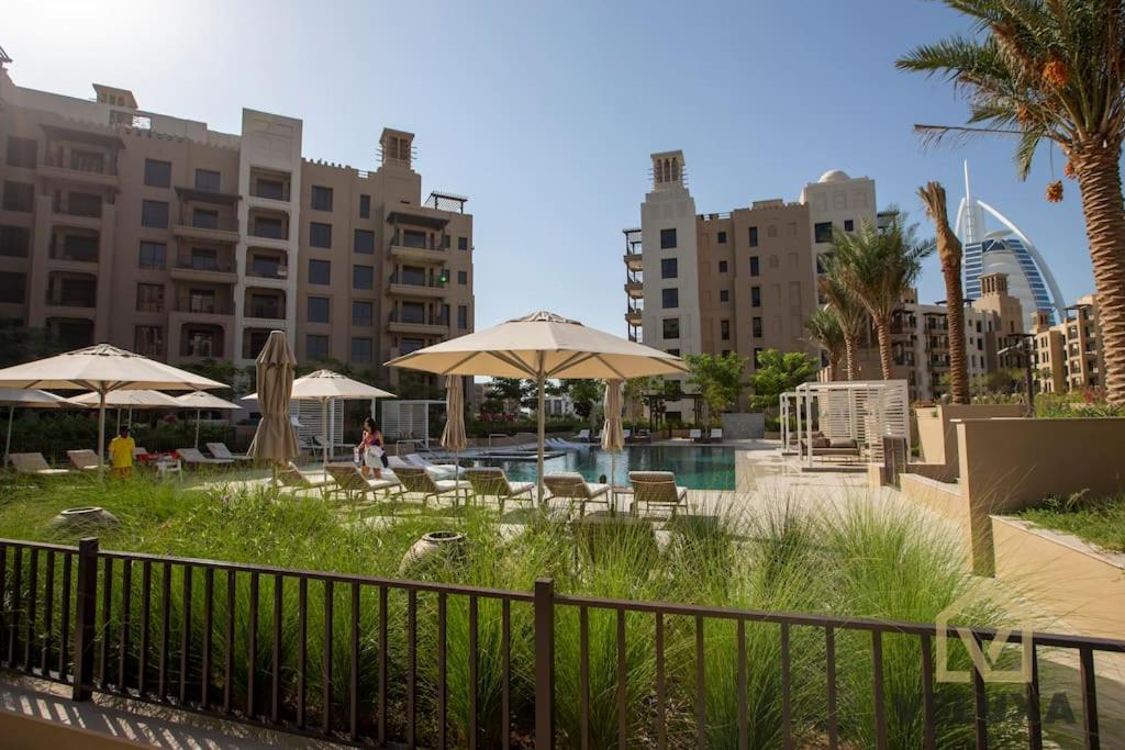 Veluxa - Luxury And Bright 1 Bedroom Apartment, Burj View! Дубай Екстериор снимка